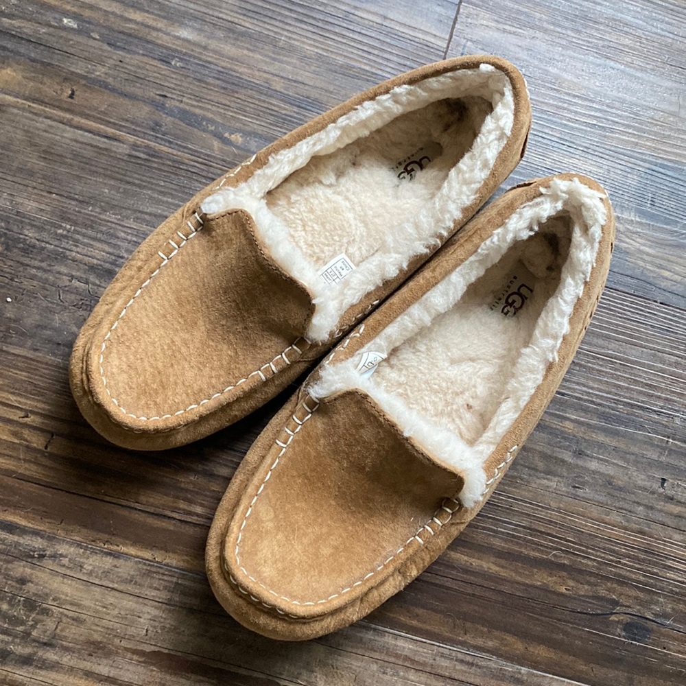 UGH size 11 women’s slippers like new